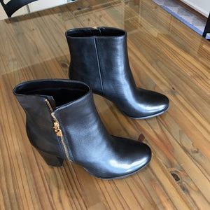 Michael korrs brand new 8 1/2 zip up boots